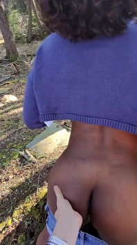 Crucero Para Girlcock En El Bosque En Primer Plano