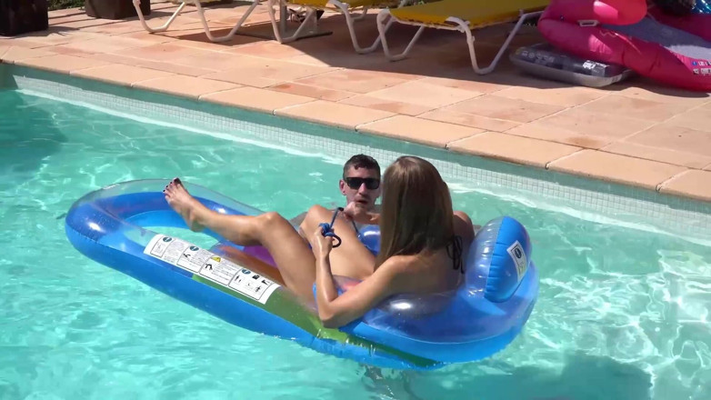 Kinky Mistresses: Berenang