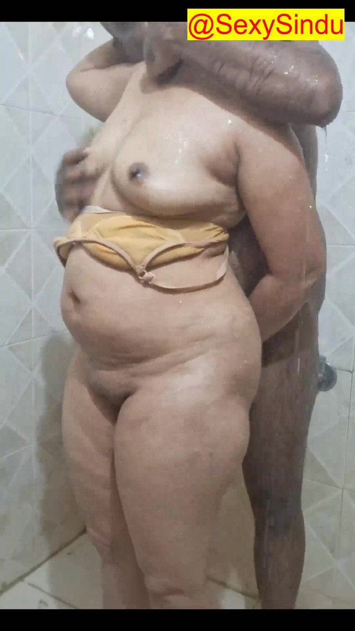 Sexy sindu: Пара гарячих поцілунків у купаннях