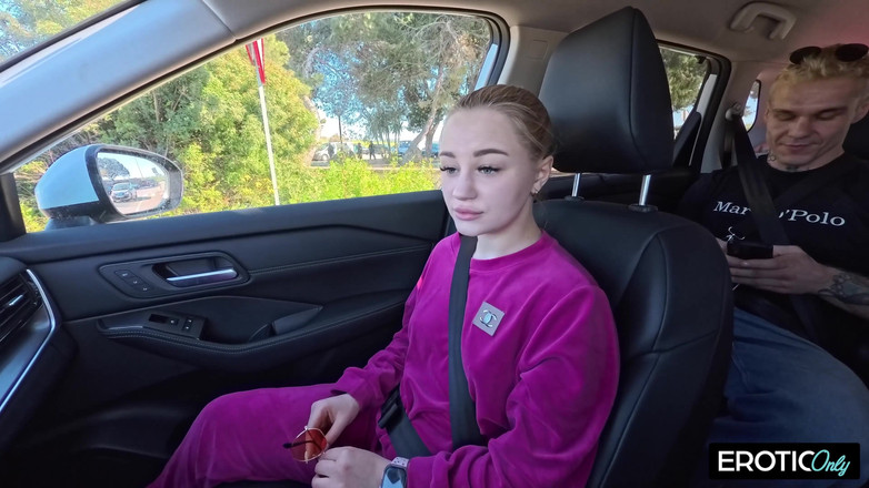 EroticOnlyClips: 20-річну блондинку жорстко трахає збуджений старший хлопець, який знає, що він робить