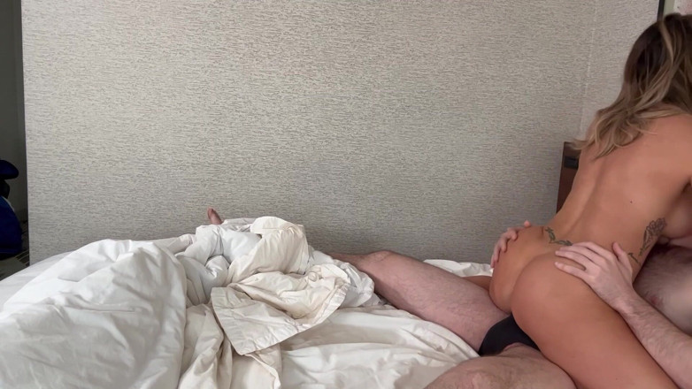 Andres Acosta: Stepson si intrufola nel letto della matrigna bionda con le...