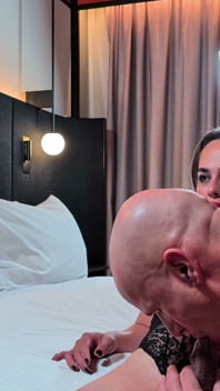 Kız Zoe Yaşlı Adamın Ağzını Seviyor Ve Diline Boşalıyor, Adam Da Spermini Yiyor