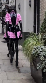 Londra sokaklarında kadın kılıklı led
