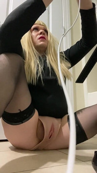 Travestito indossa la figa e cavalca un Dildo in lingerie calze e tacchi alti