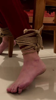 Miriam Chairtied ballgagged i ślini się