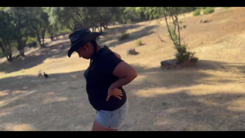 Bigbootybackshotz: Jiran cowgirl tebal yang bertetek besar menunggang Kendales Big Black