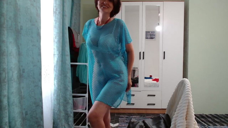 ANGELA_LADY: Une Russe habillée dans différentes tenues et elle mouille