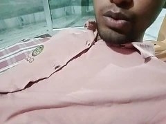 निपल्स के साथ नग्न आदमी का मज़ा लेना