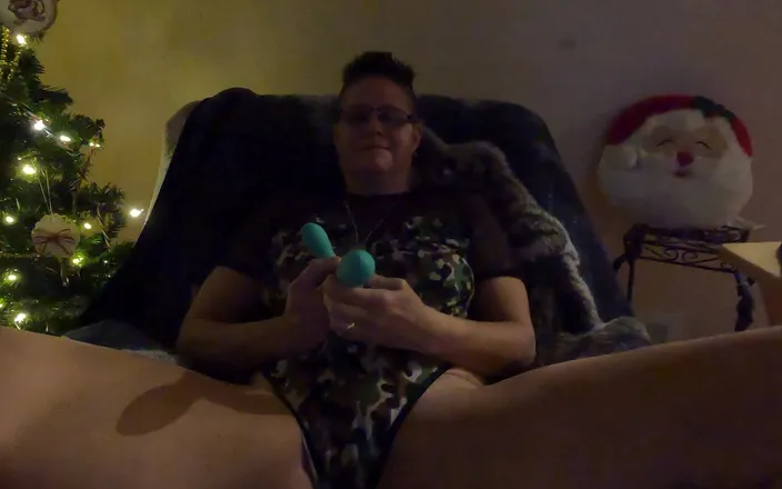 Jamponie Sexy Hot Milf: Army Girl Anal Two Dildos Waiting Next to the Tree...