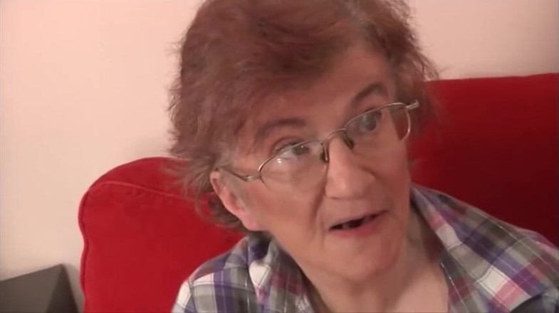 Muschi movie official: Une vieille petite femme baise la chatte en trio