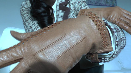 Lady Victoria Valente: 进入拍摄状态：在鞭子响起前闻到皮手套的味道！维多利亚·瓦伦特女士