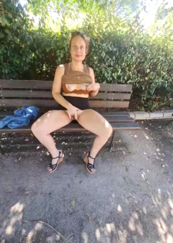 Sofy13: Sürtük orta yaşlı seksi kadın amcığımla oynadığım bir parkta özel sergi,...