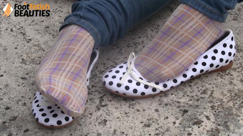 Foot Fetish HD: Sexy brunetka Ambra si hraje se svými sexy chodidly venku
