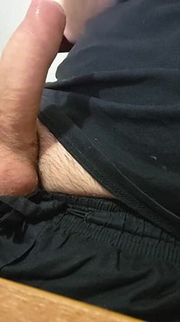 Piękny rzymski kutas masturbuje się w biurze i dużo dochodzi