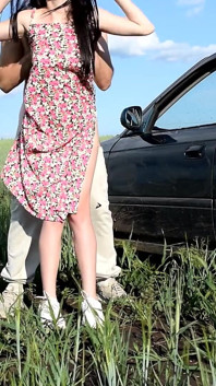 Na zewnątrz pieprzył uroczą 18-letnią nastolatkę (cums 5 razy)