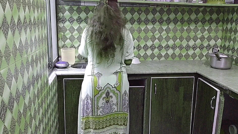 Pakistani CoupleX: Indian Desi Stepaunty Kitchen Mai Kam Kr Rahi Thi Pati...