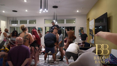 Baddie Bangs: Böse knallt orgien