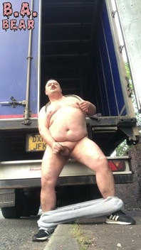 Un Gros Chauffeur De Camion Se Branle Dans La Nature