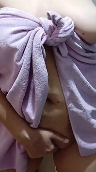 Moje sexy máma sousedka mě svádí, když vyjde z koupelny