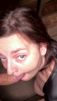 Blowjob istri hot: crot di wajah cantiknya