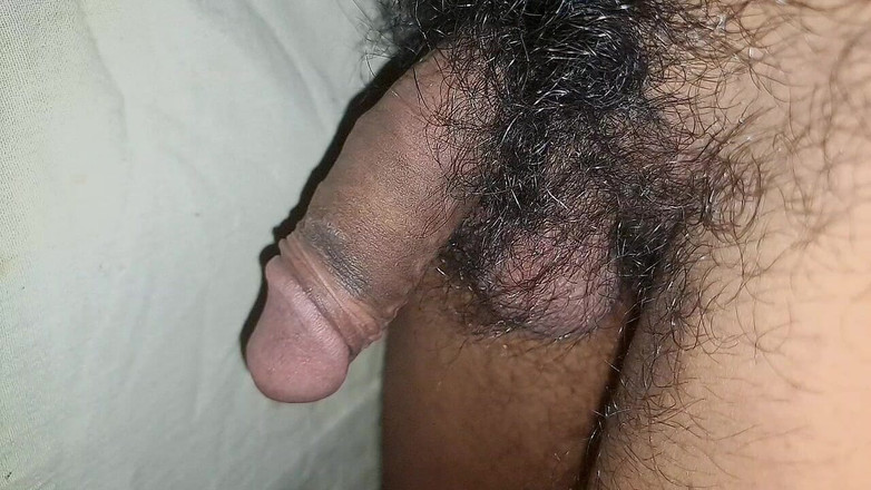 Desi_Porn_India: Mladý indický chlapec ukazuje svého velkého čůráka, část 2.