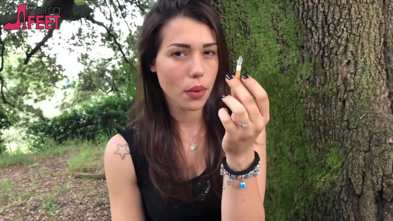 Smokin Fetish: Remaja panas merokok di taman