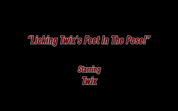 Fucked Feet: Lamiendo los pies de Twix en la pose!