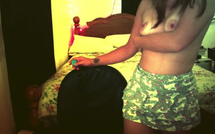 Alli Anderson: Alli si cewek topless lagi asik joget dengan kacamata