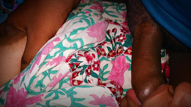 Catchybusty: Desi ncr tante ist bereit, in dunkler nacht-zusammenstellung hart zu...