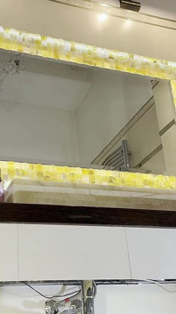 Țâțe mari Brunetă latino sexy cu țâțe mari arată și își întinde pizda și curul în baie
