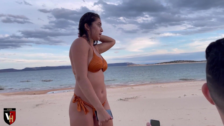 VictorHugo: Seks di pantai dengan si rambut coklat