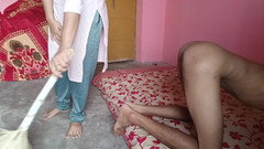 Priya ki Papa: 집에 있는 주인이 난가와 간다 간드 말리고 있었는데, 모든 것을 보고 있던 하녀 캄왈리 소녀