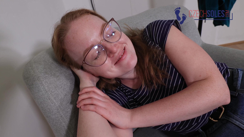 Czech Soles - foot fetish content: Растут ее собственные ступни до нелепых размеров
