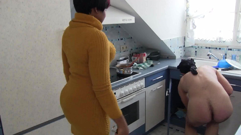 Femdom Austria: Mutfağını temizliyor