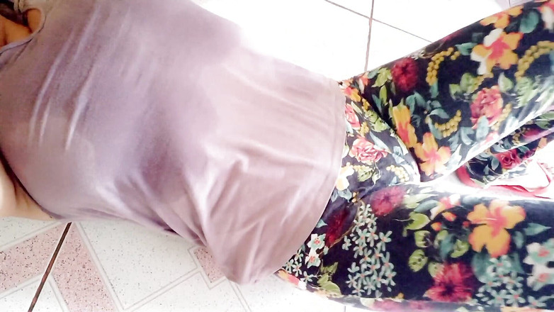 Martin13: 丰满的女人开始从地板上制作自制色情片，当她的屁股感觉到地板的热量时，荡妇会变得饥渴