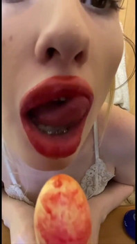 Elza succhiata con il dildo e sborra