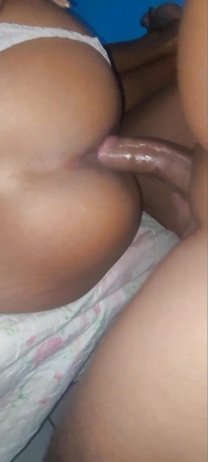 anal_queen_amateur: Yatağın yanında kalıyor, anüsünü açmak ve anal sarkma yapmak için...