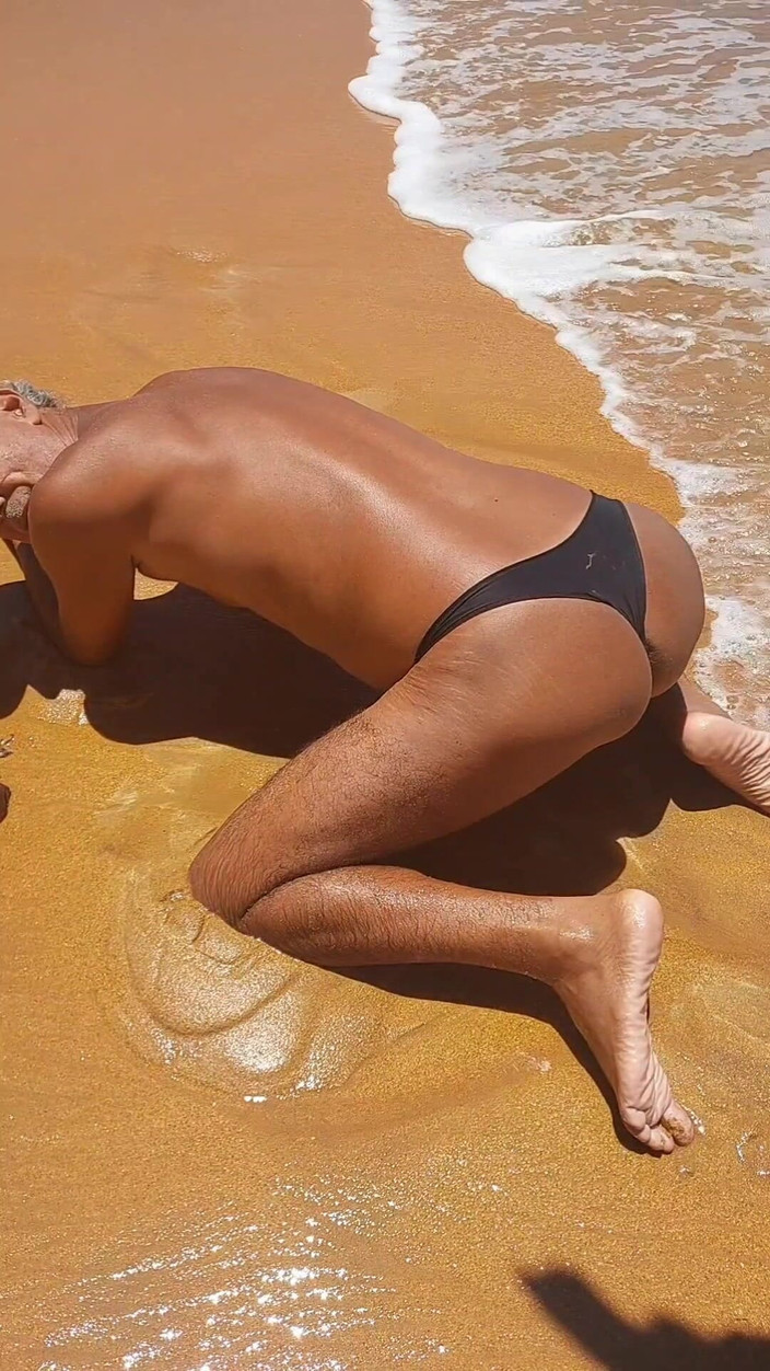 Ladysilvas: Ladysilva na pláži předvádí svůj sexy zadek v kalhotkách