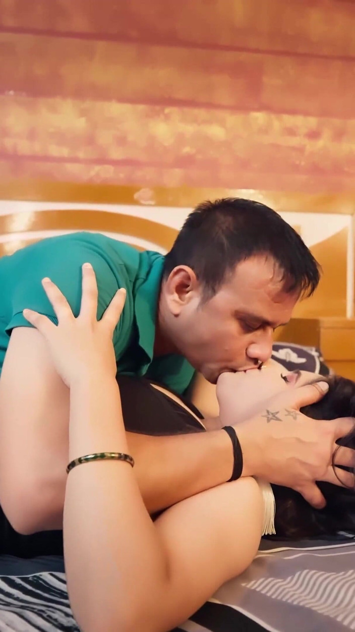 MR FUCKER: Bhudha Padosi Aur Desi Bhabhi Nude Sex in Bedroom Cockold...