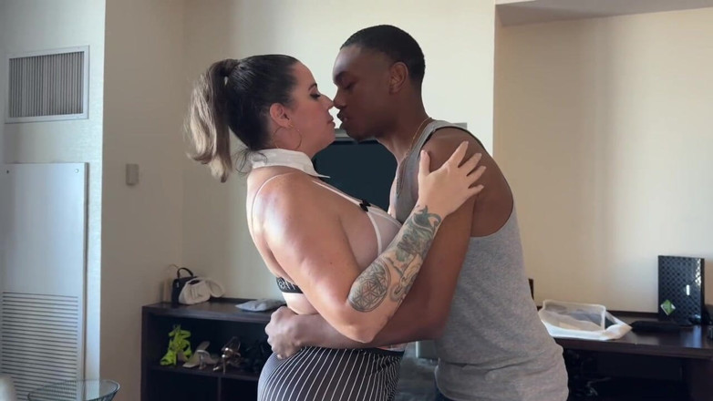 Cory Strokes: 豊満なラティーナメイドがbbcで精液を飲み込む
