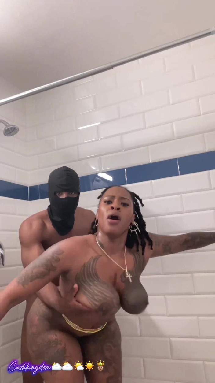 Onlyfanscushkingdom1: Seksgodin met grote tieten wordt hard geneukt onder de douche!