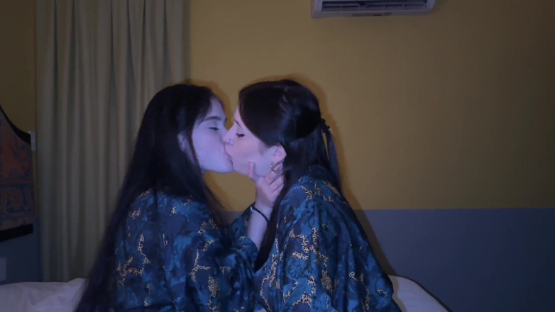 LuchCrush: Wilde zusammenstellung von orgasmen und lesbischen küssen