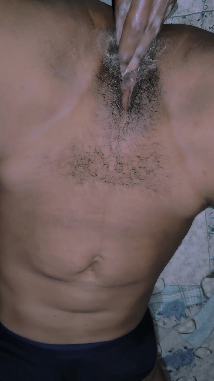 Seenu: Pooja memasukkan tangannya ke dalam memek istri