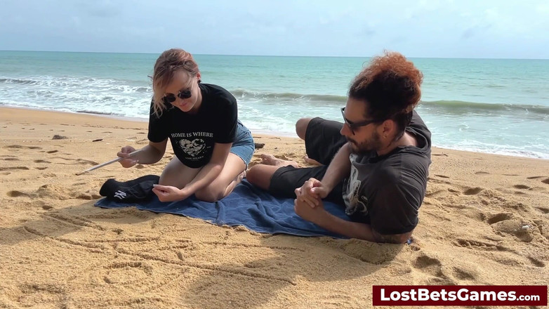 Lost Bets Games: David e kelly il gioco tantalizing di spogliarello Tic-tac-toe