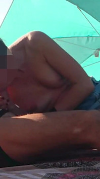 Ukazuji mého ptáka před všemi na pláži a moje nevlastní dcera mi pomáhá stříkat - skutečný sex riskantní