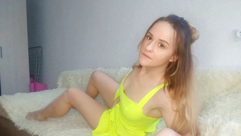 FoxyAndZaz: 我用振动器操我的阴户，对着镜头展示我的脚