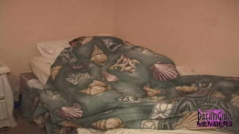 Dream Girls: Весняний вимикач з великими цицьками мастурбує, а потім приймає душ