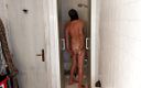 Carlatx: Uma prostituta tomando banho depois de um serviço