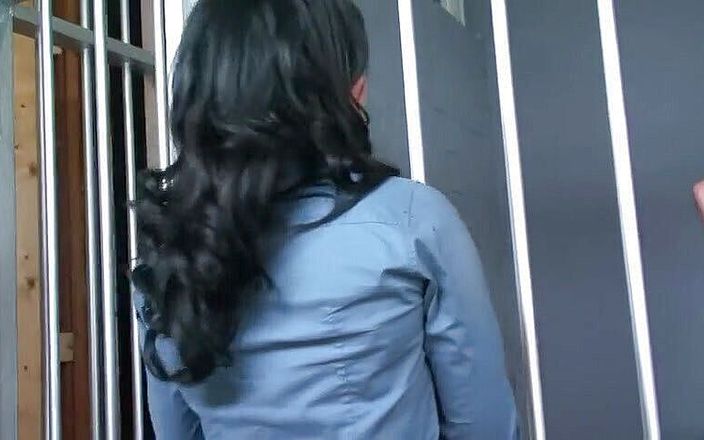 German amateur - 100% German hardcore videos: O curvă brunetă suge și fute acest prizonier