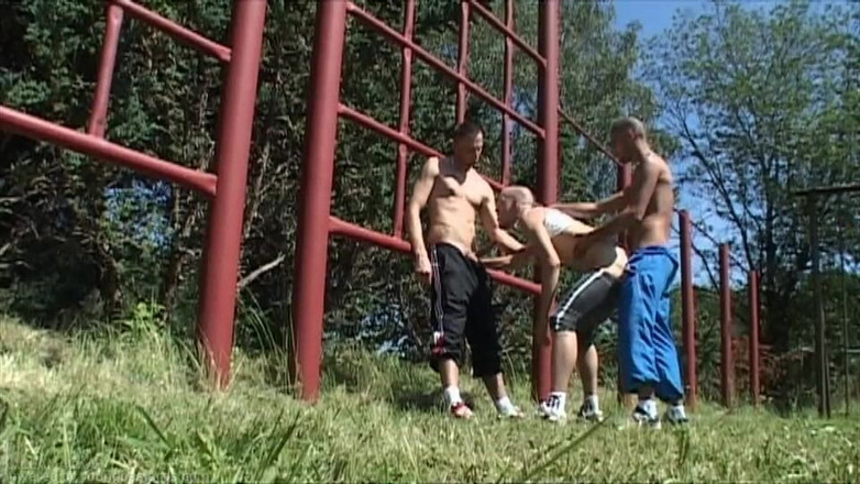 Young Bastards: Sesiune de antrenament anal Chavs